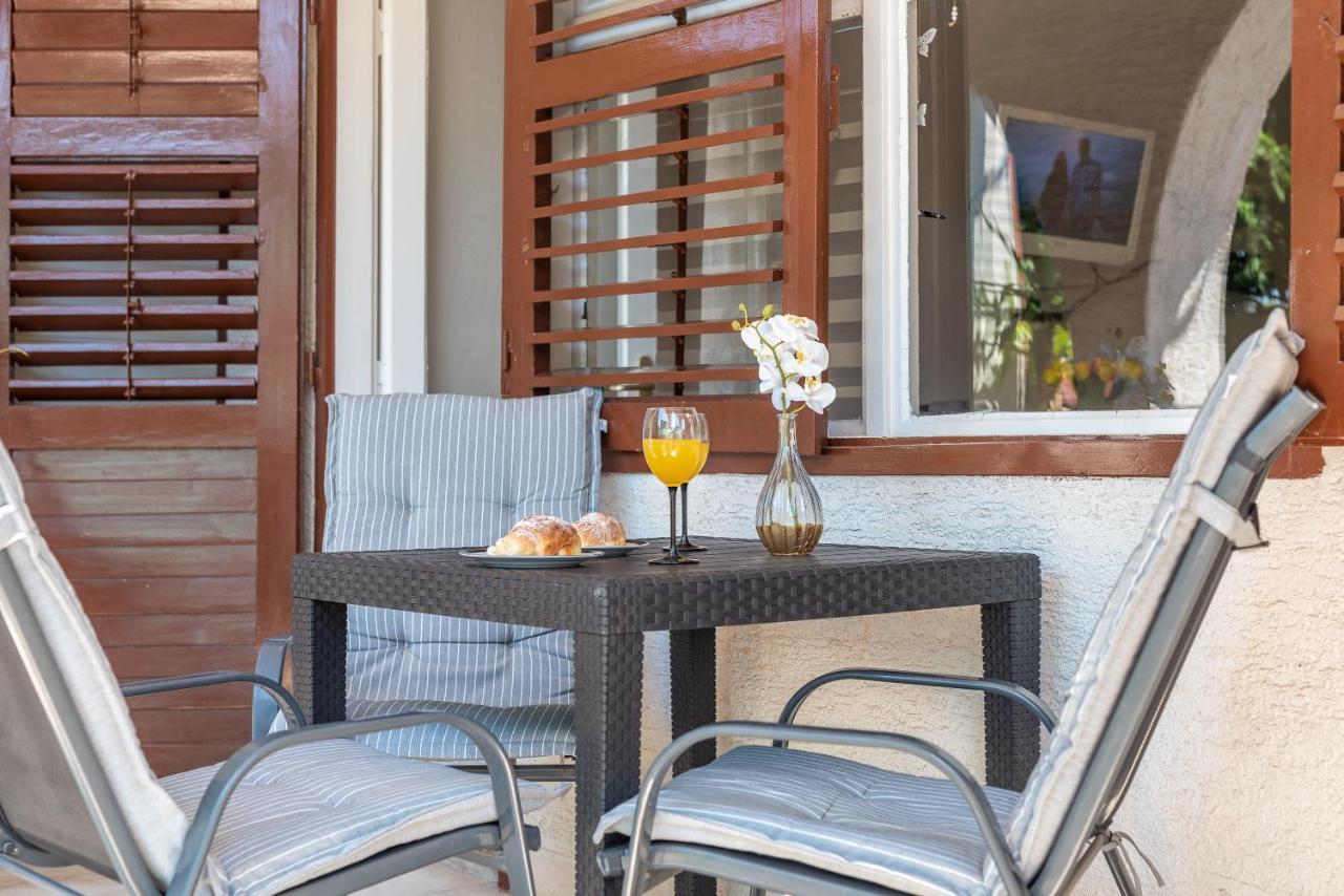 Apartments Villa Mirella 20 M From The Sea - Free Parking โตรกีร์ ภายนอก รูปภาพ