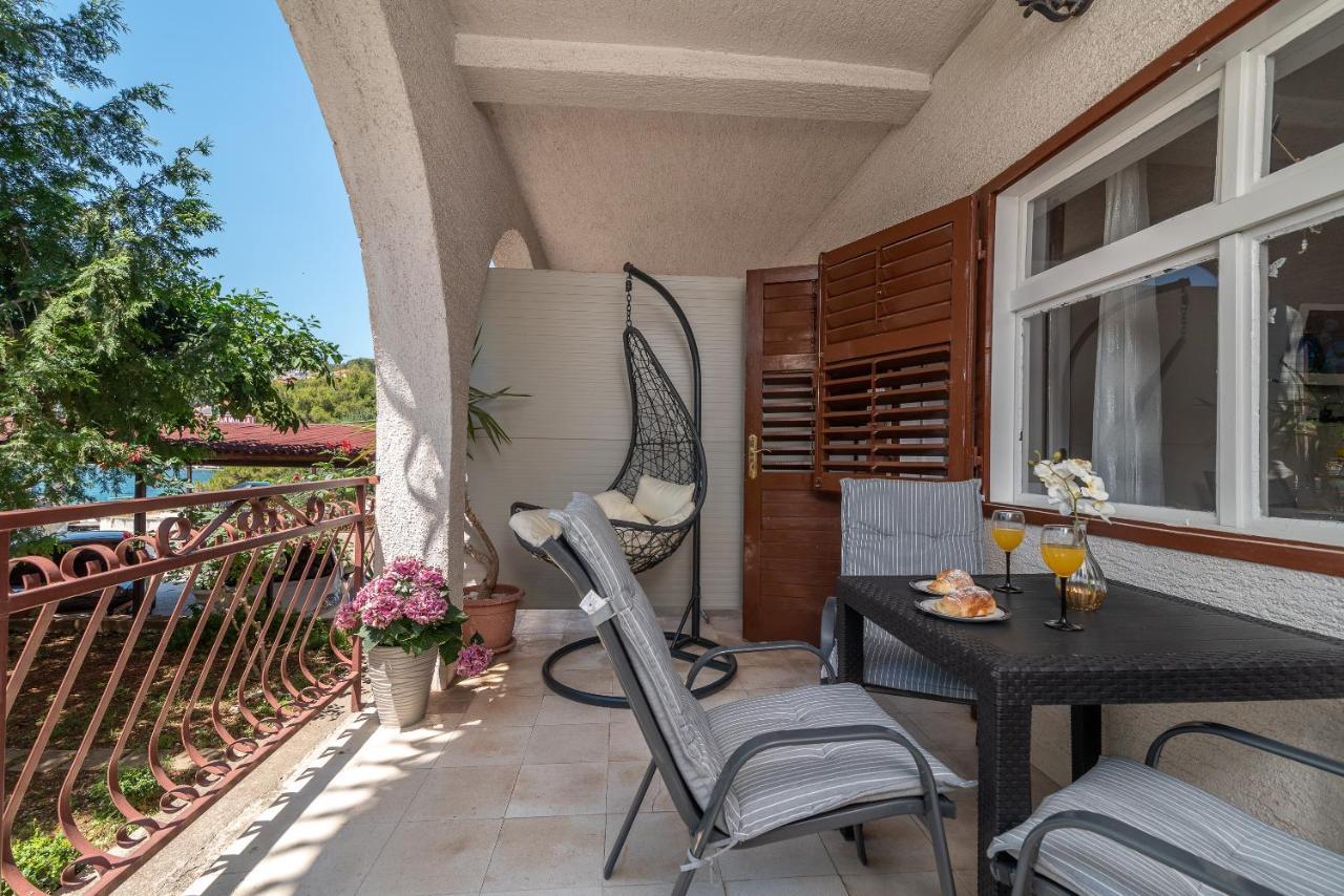 Apartments Villa Mirella 20 M From The Sea - Free Parking โตรกีร์ ภายนอก รูปภาพ