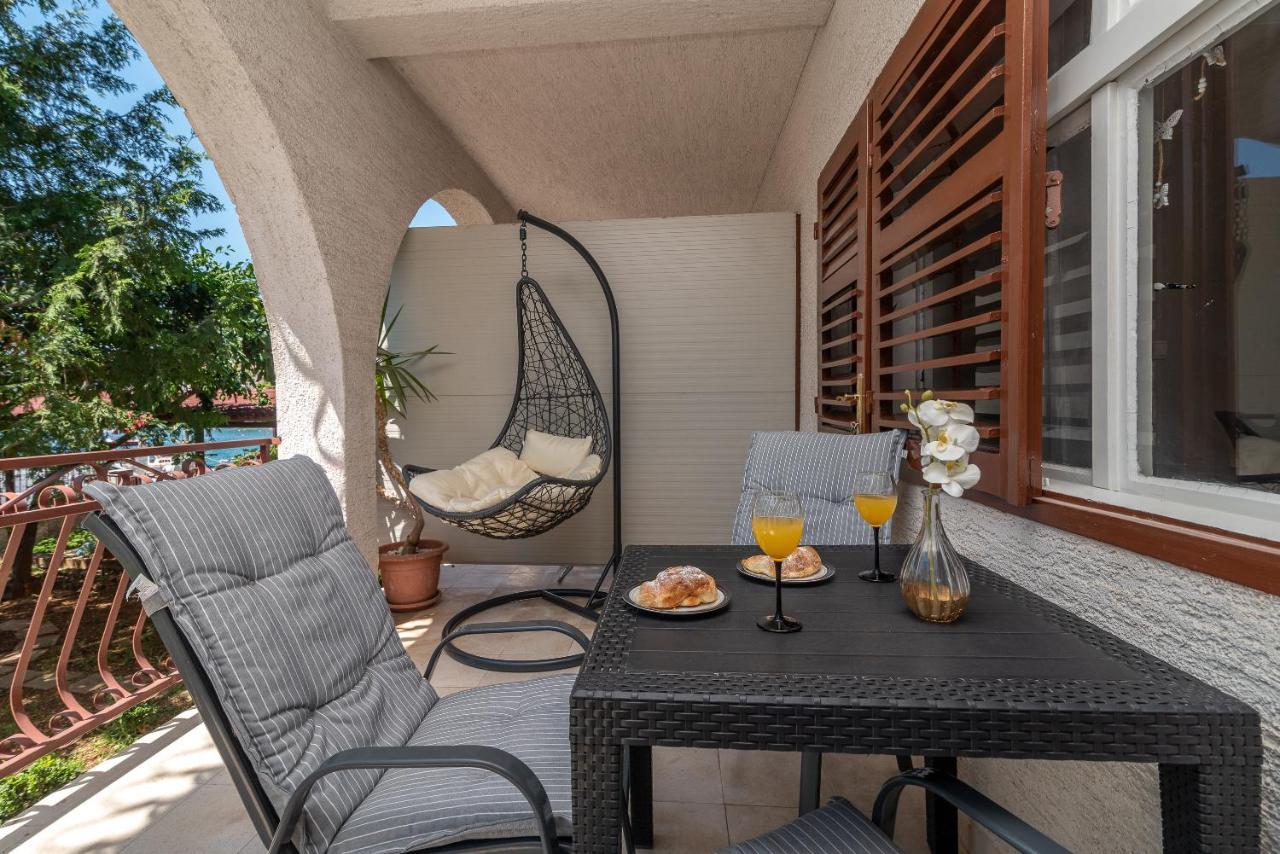 Apartments Villa Mirella 20 M From The Sea - Free Parking โตรกีร์ ภายนอก รูปภาพ