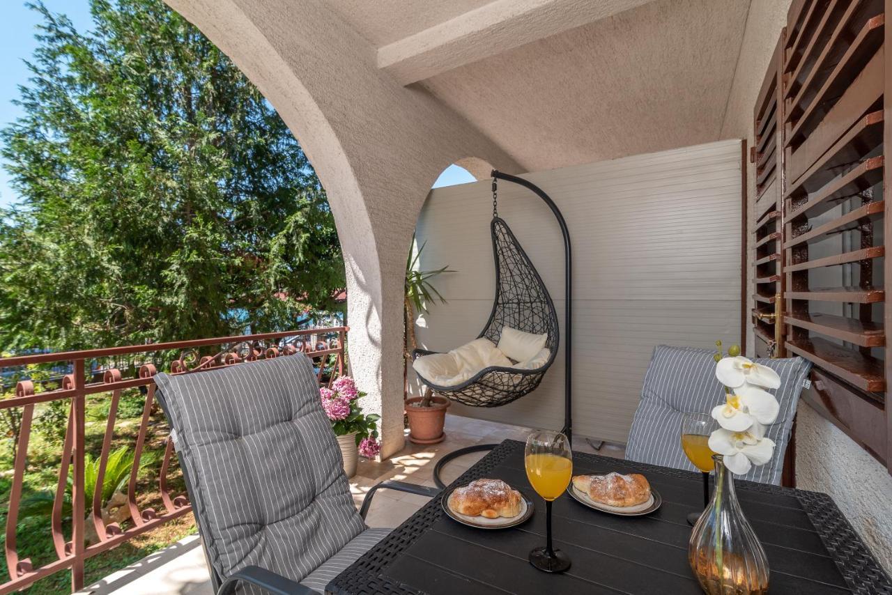 Apartments Villa Mirella 20 M From The Sea - Free Parking โตรกีร์ ภายนอก รูปภาพ