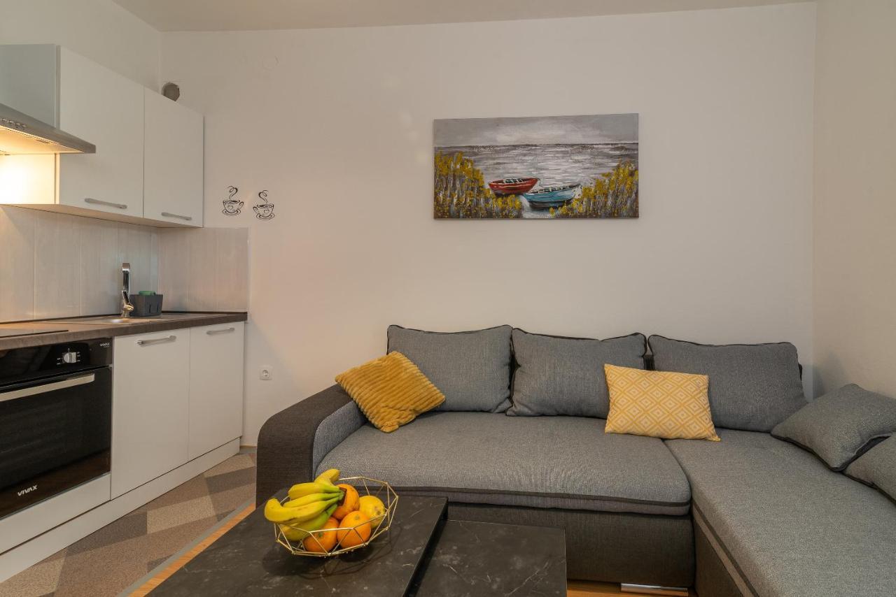 Apartments Villa Mirella 20 M From The Sea - Free Parking โตรกีร์ ภายนอก รูปภาพ