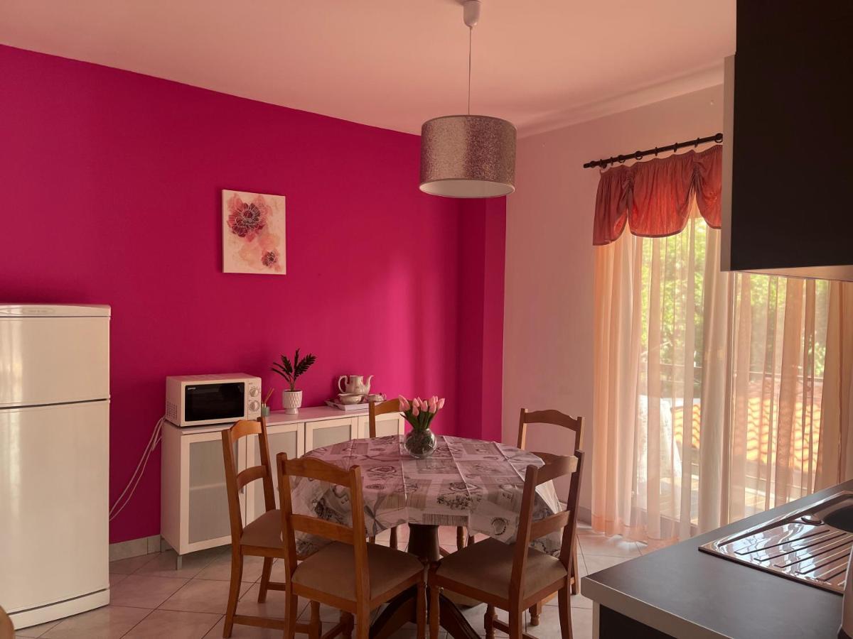 Apartments Villa Mirella 20 M From The Sea - Free Parking โตรกีร์ ภายนอก รูปภาพ