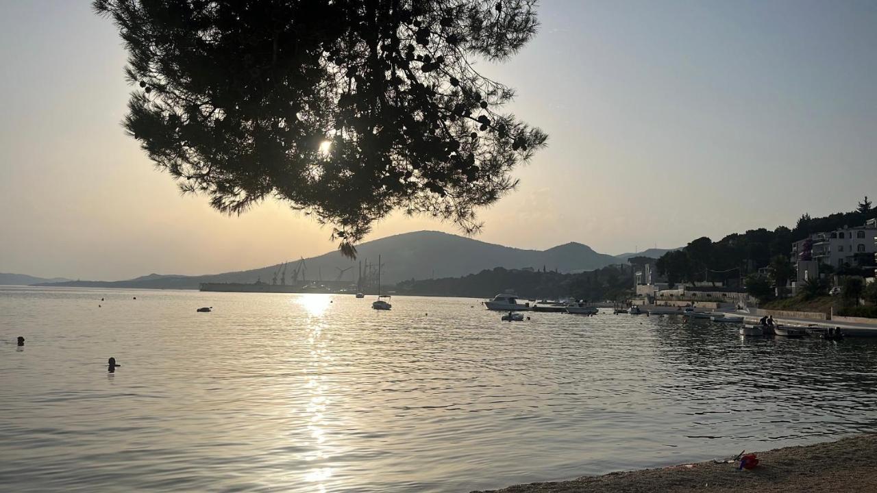 Apartments Villa Mirella 20 M From The Sea - Free Parking โตรกีร์ ภายนอก รูปภาพ