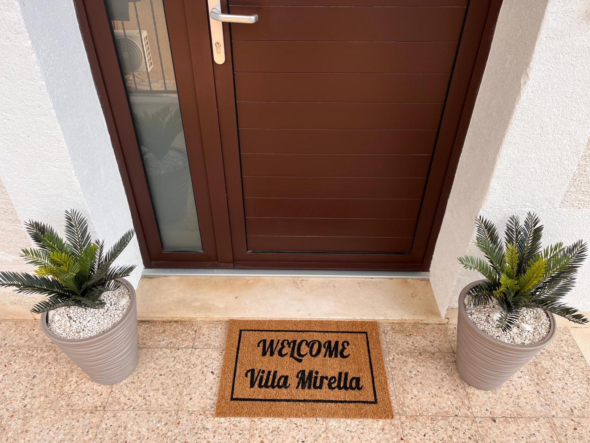 Apartments Villa Mirella 20 M From The Sea - Free Parking โตรกีร์ ภายนอก รูปภาพ