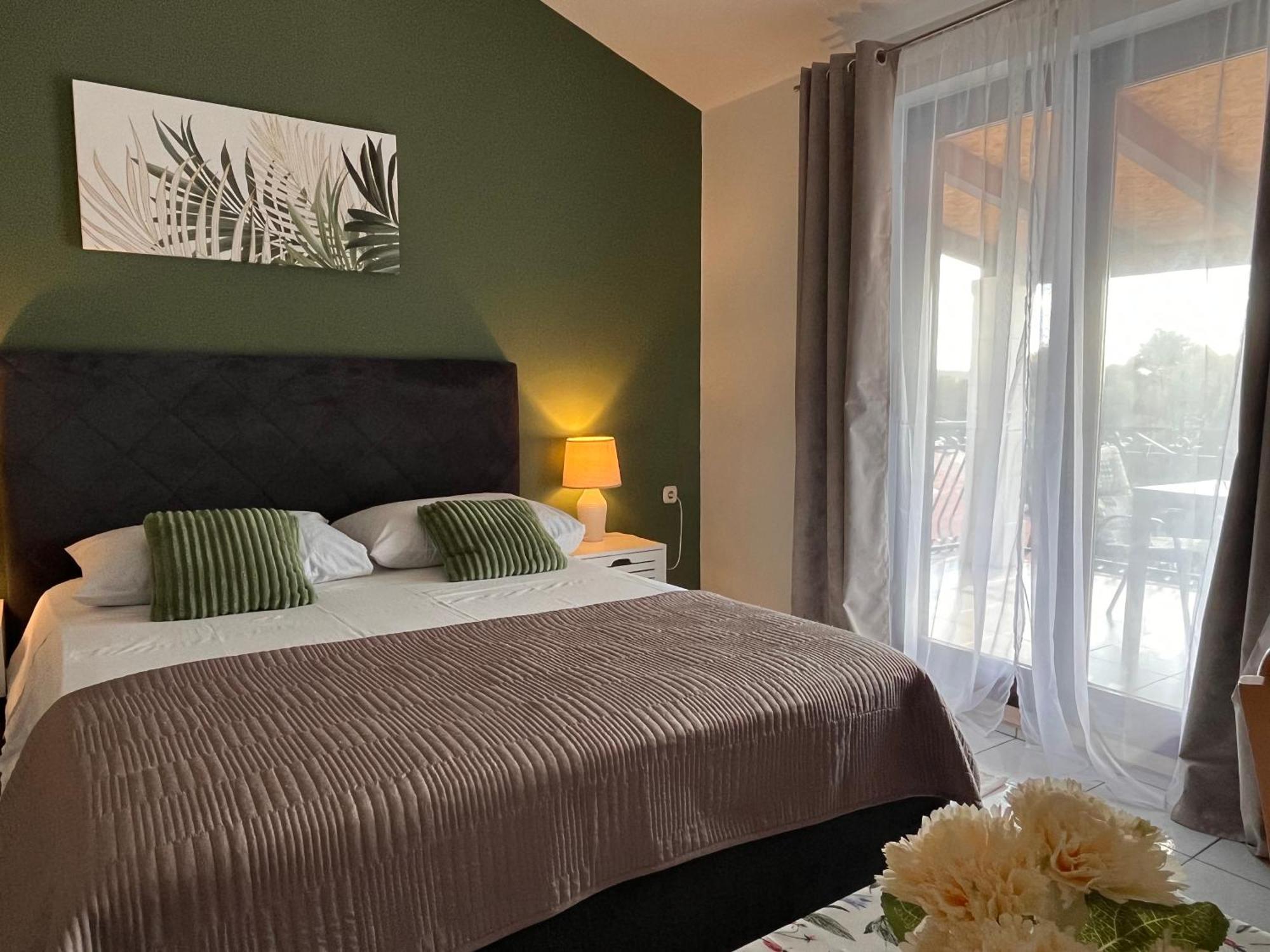 Apartments Villa Mirella 20 M From The Sea - Free Parking โตรกีร์ ภายนอก รูปภาพ