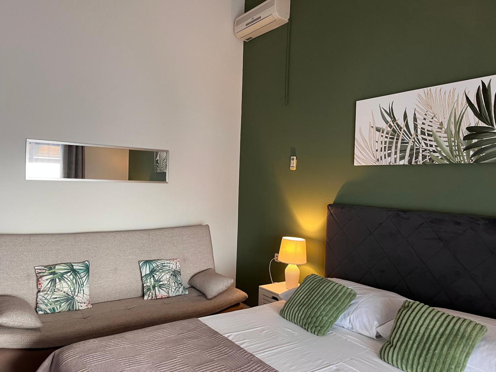 Apartments Villa Mirella 20 M From The Sea - Free Parking โตรกีร์ ภายนอก รูปภาพ