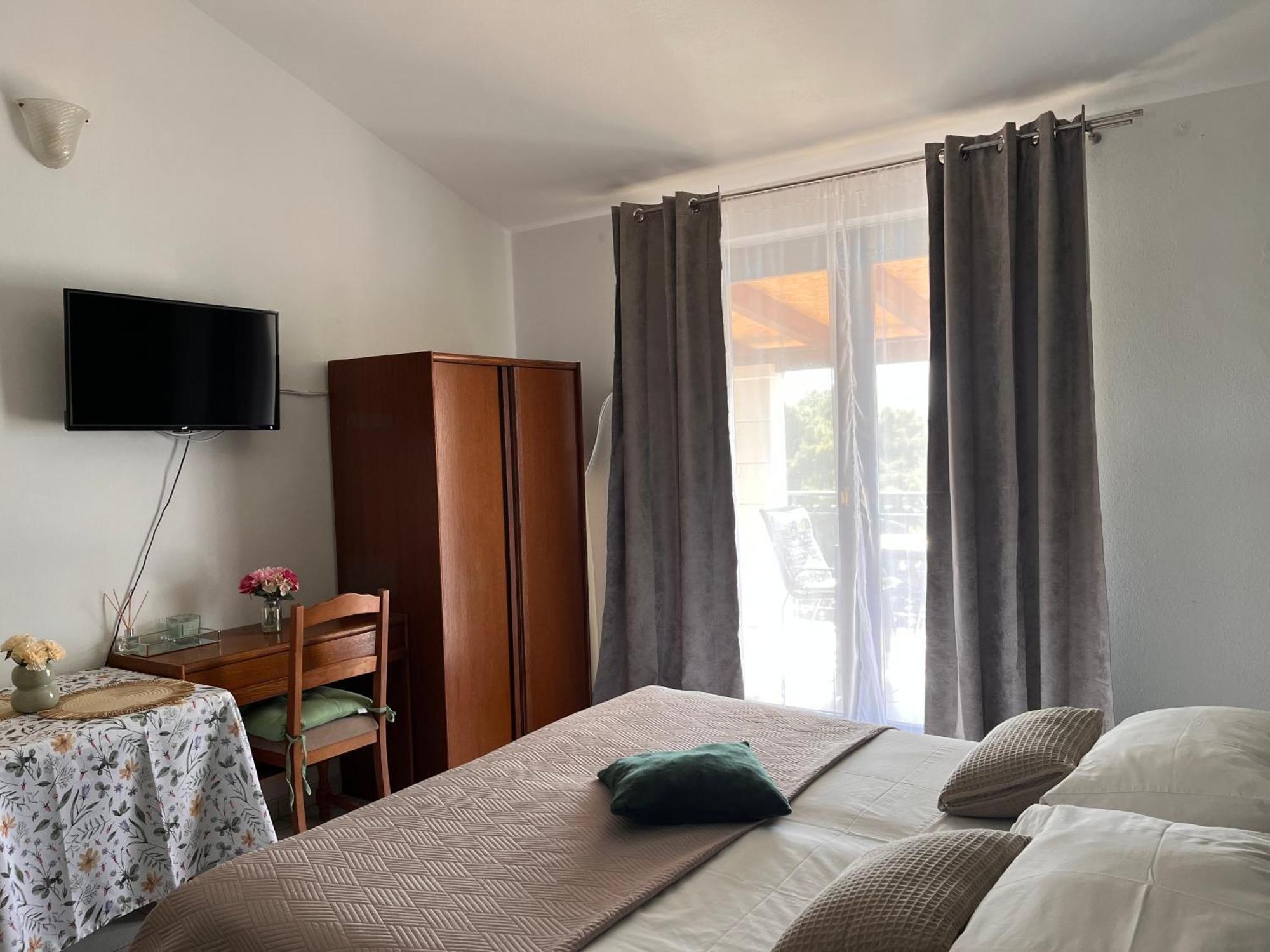 Apartments Villa Mirella 20 M From The Sea - Free Parking โตรกีร์ ภายนอก รูปภาพ