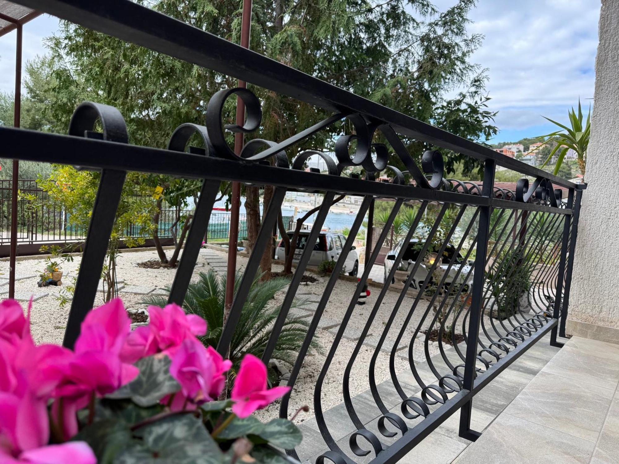 Apartments Villa Mirella 20 M From The Sea - Free Parking โตรกีร์ ภายนอก รูปภาพ